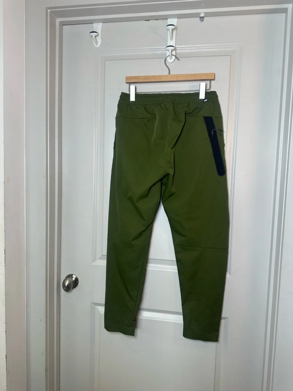 NIKE Sportswear Tech Essential Commuter Green Pants, Size Medium